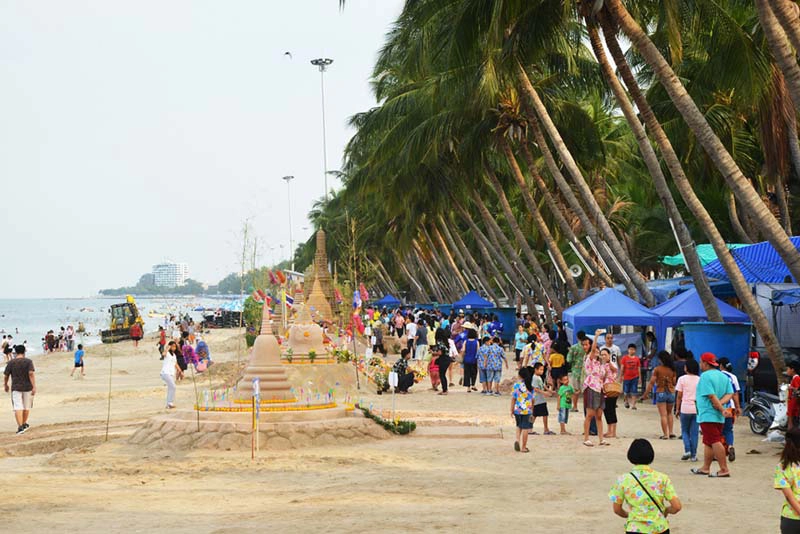 ก่อกองทรายริมทรายหาดที่พัทยา ในกิจกรรมสงกรานต์วันไหล