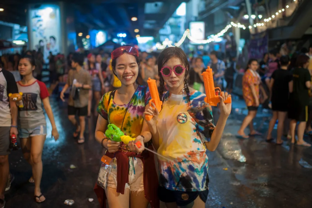 เล่นน้ำสงกรานต์ที่ถนนข้าวสาร – กรุงเทพฯ
