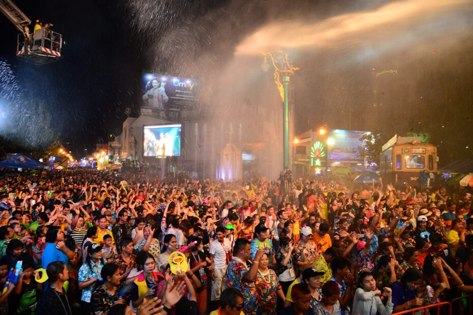 เล่นน้ำสงกรานต์ถนนข้าวเหนียว – ขอนแก่น