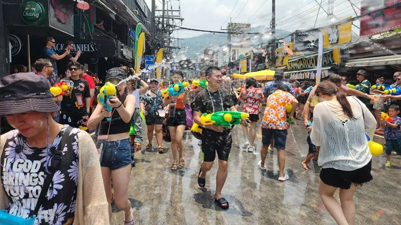 เล่นน้ำสงกรานต์ที่ภูเก็ต – ถนนถลาง