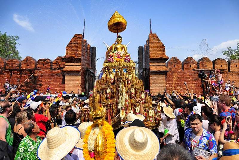 เล่นน้ำสงกรานต์ที่เชียงใหม่ – ประตูท่าแพ
